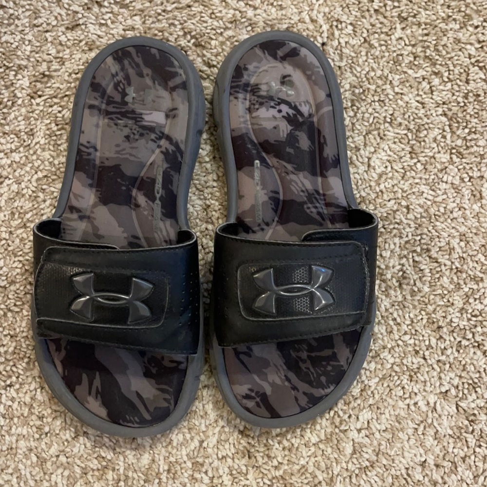 Under Armour Ignite Slides boys size 4